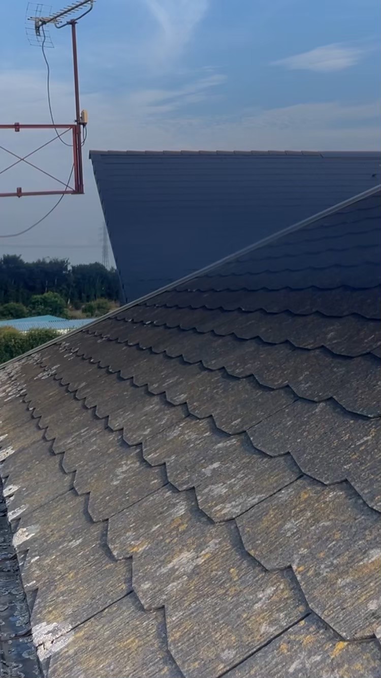 屋根材の表面劣化と色あせの進行